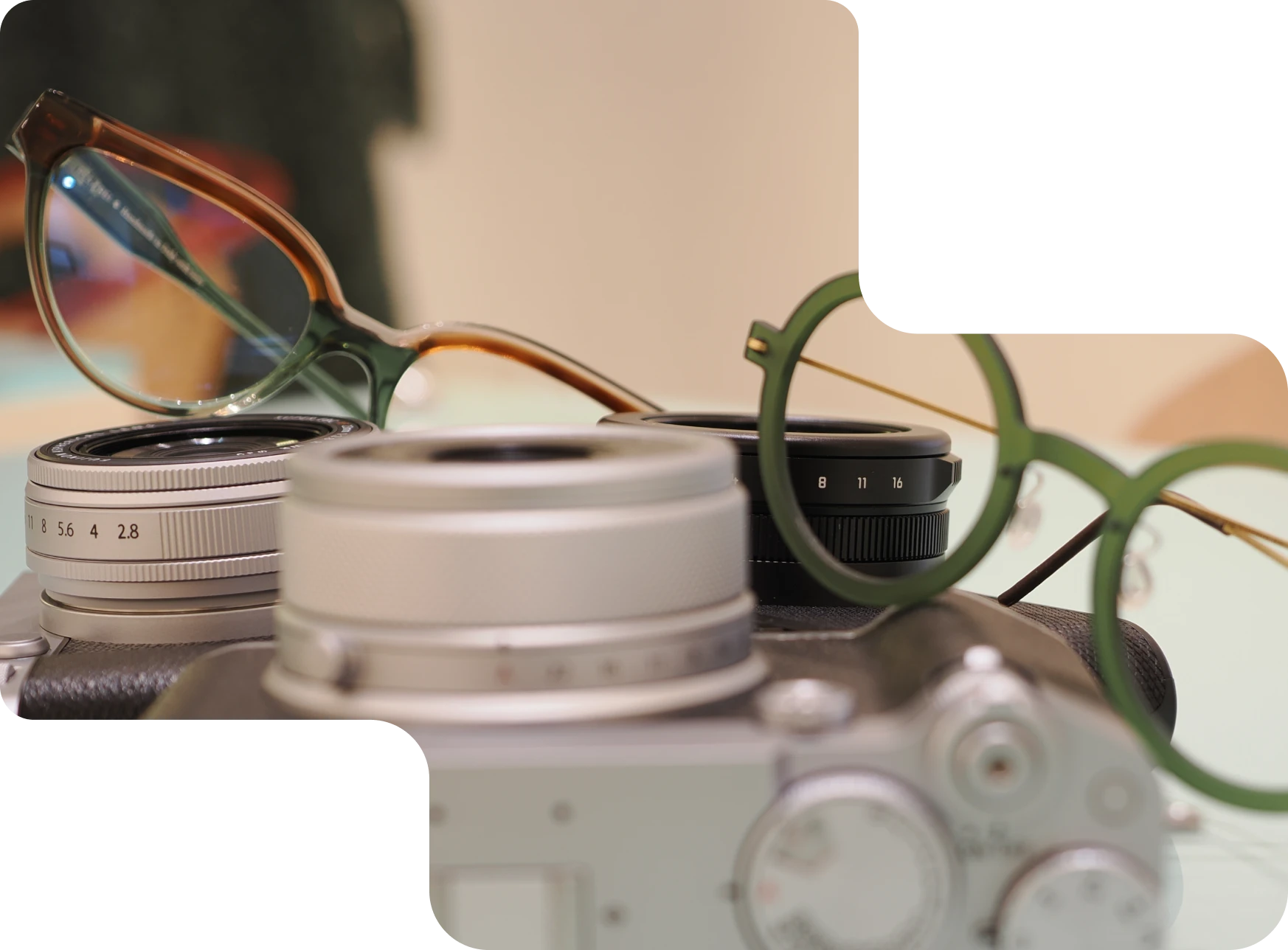 Occhili con macchinette fotografiche